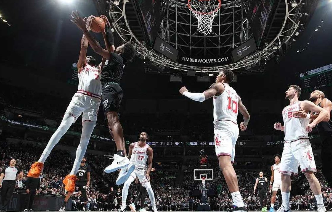 3月26日报道：NBA常规赛继续进行，休斯敦火箭队（43胜29负）遭遇连败。虽然