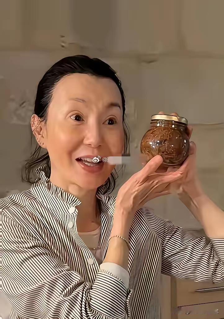 曾红极一时的大明星，现在老了，能素颜，不化妆，不美颜，勇于展现自己，另人佩服，棒