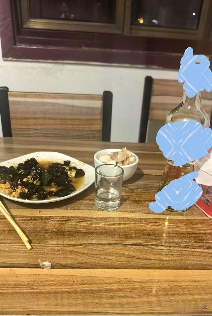 这一天，家里三个人各有各的忙，也各有各的无奈。
二狗去找客户要账，估计碰了钉子，