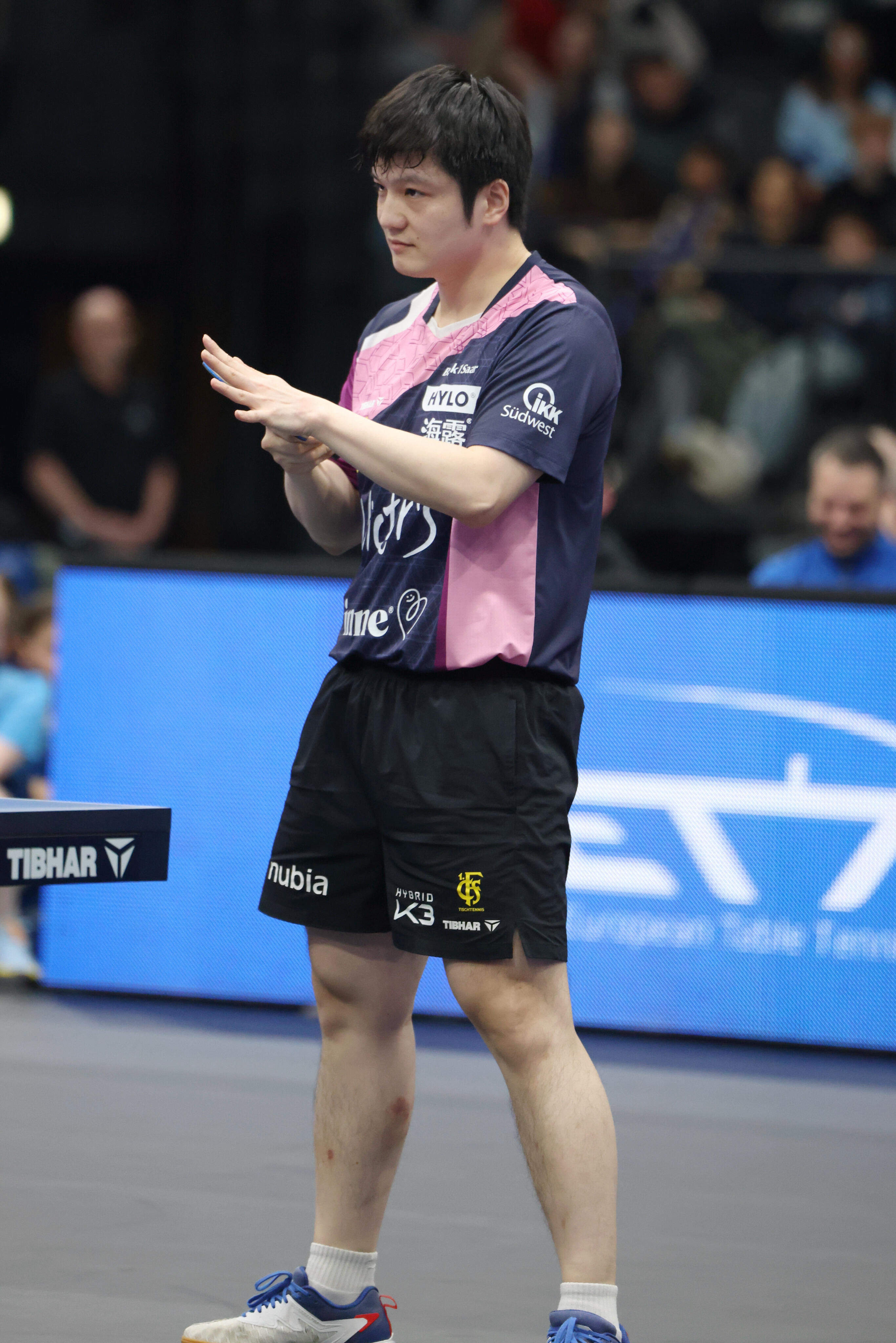 想到等会要整活就憋不住欢乐的小东。 