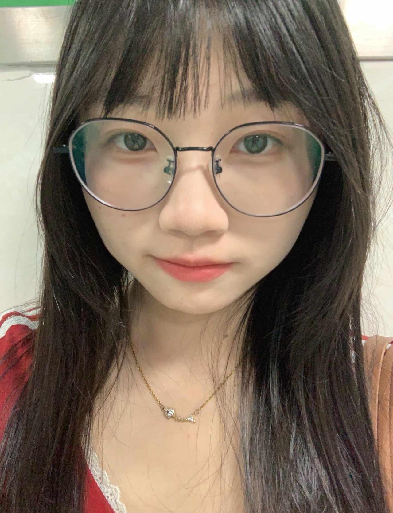 人在广东已经热嗮十年
拜托来个降温，要热化掉了🫠
好烦但是要保持优雅 我的眼睛