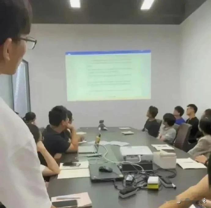 后端新来的经理来人力办公室和招聘HR过他这边的用人需求，临结束时对着招聘同事说：