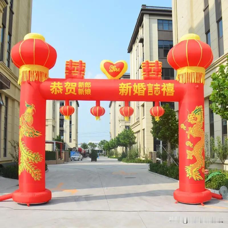 山东章丘，一户人家办喜事，小区门口支起红彤彤的充气彩虹门，锣鼓喧天，喜气洋洋。谁