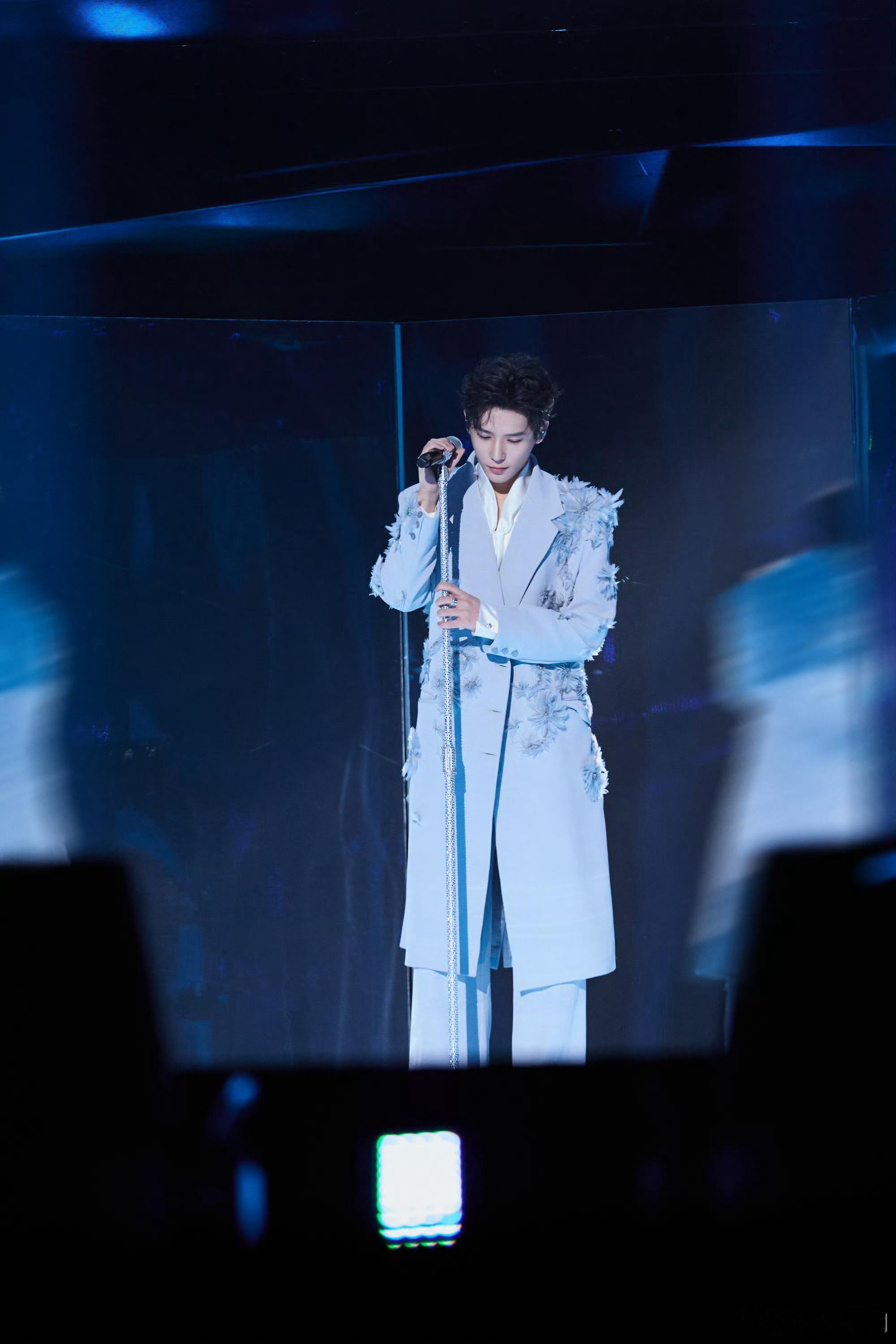 易易紫曝王安宇私下很乖氛围感拉满！王安宇的这组舞台照片，把灯光、造型和表演完美结