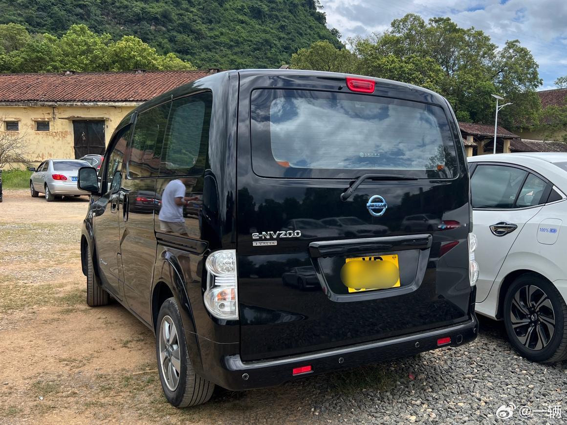 见到一台罕见的蓝标e-NV200，查了一下竟然是纯电的，不过只有200公里左右的