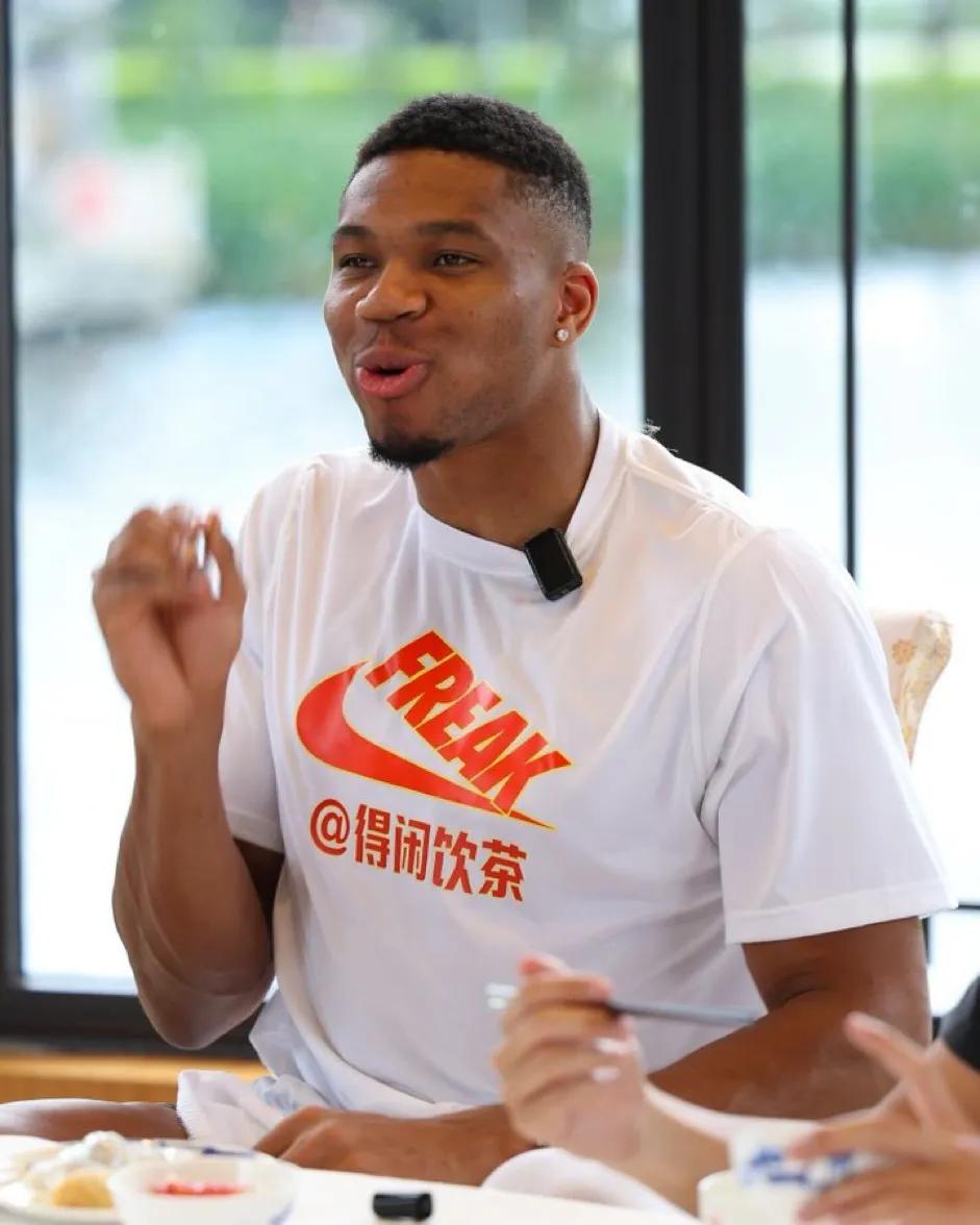 有史以来十大NBA绰号：

1.魔术（Earvin 约翰逊）
2.J博士（朱利叶