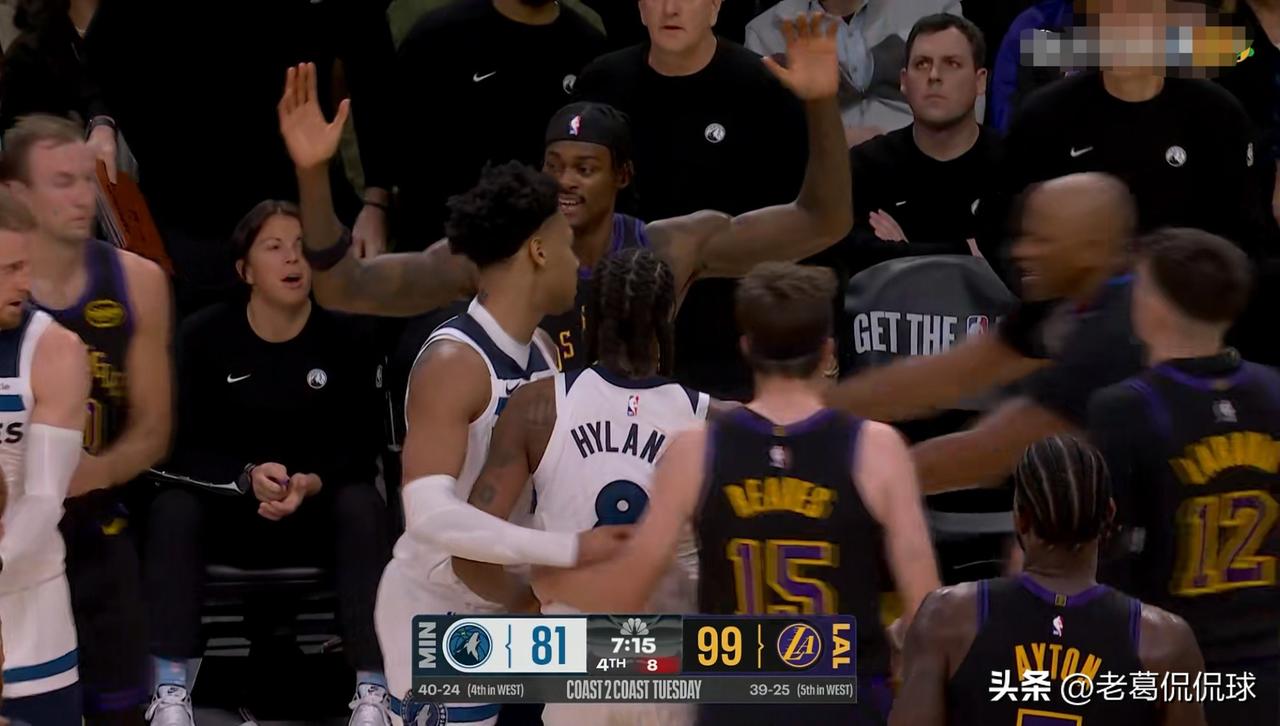 湖人悍将范德比尔特真是一个硬茬子！在今天湖人主场迎战森林狼的比赛中，当时比赛进行