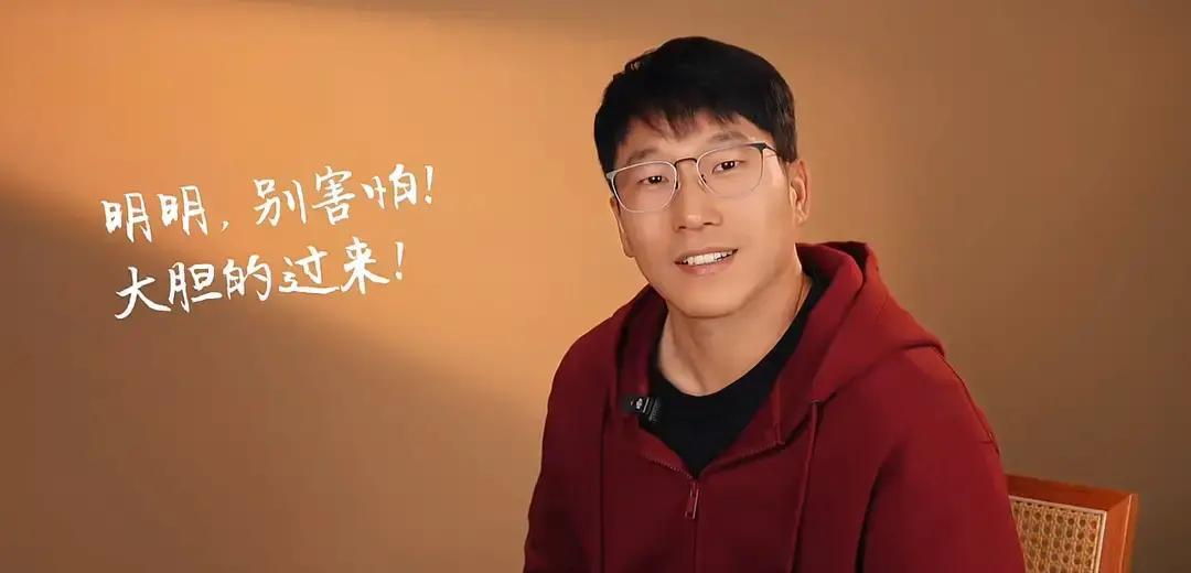 4年房租涨3倍，他还敢回那间5㎡小屋
 
推门那刻，墙皮掉在肩上，像四年前一样。