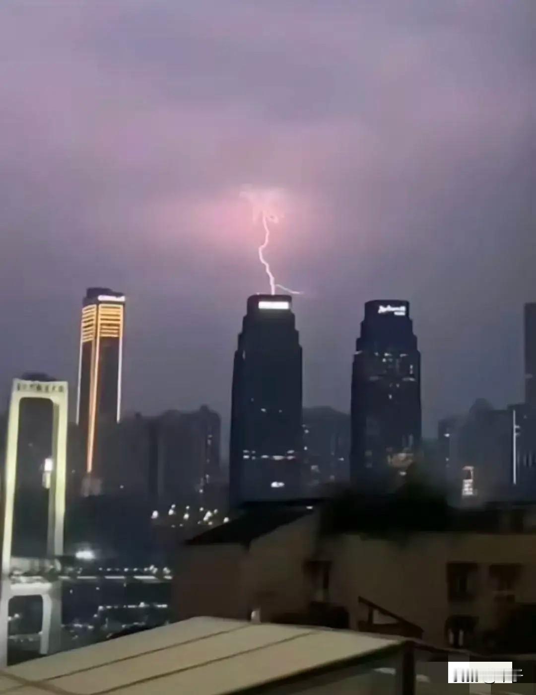 笑不活了！粉丝喊了多少年的“时代峰峻倒闭了”，这回老天爷都亲自下场“应援”了！重