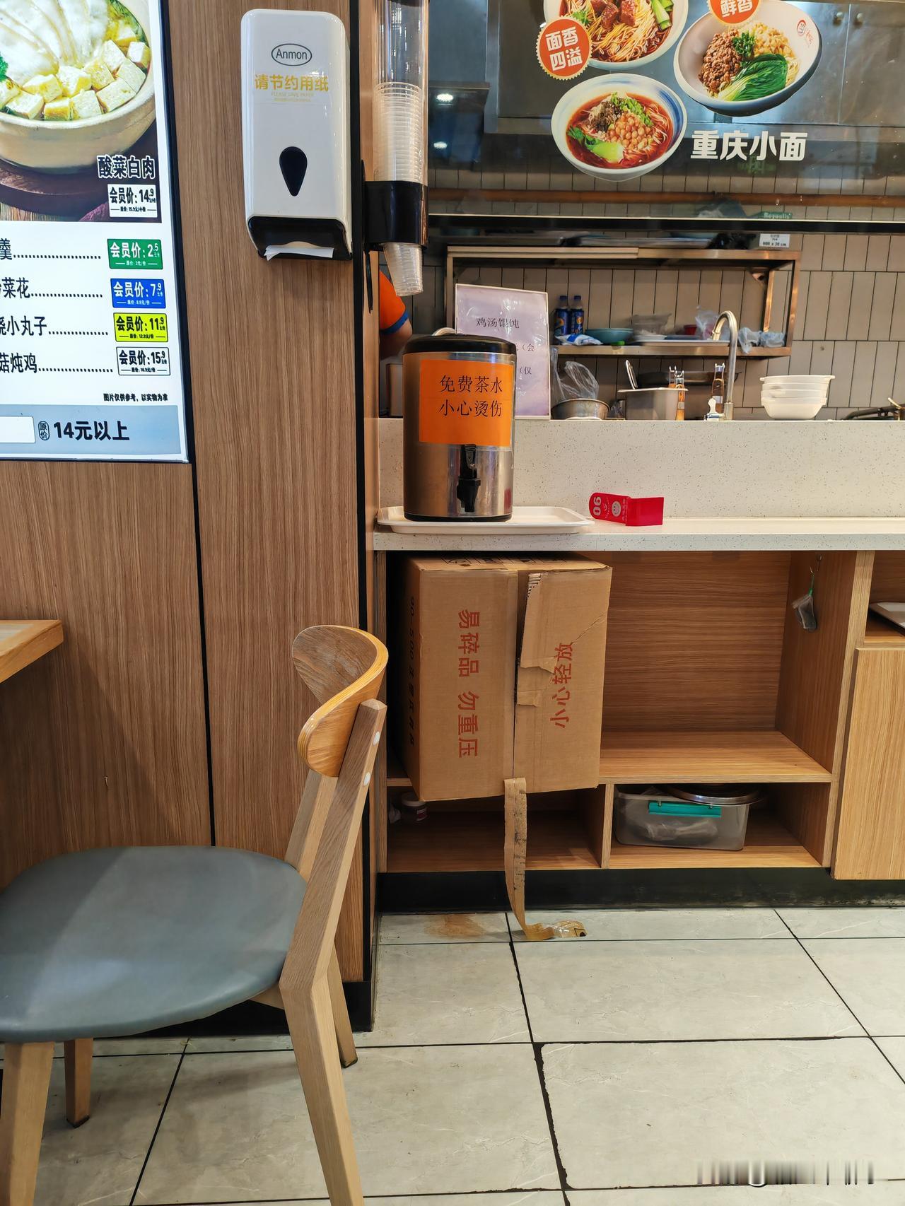 身边的小店
不到十张小桌
提供大众食品
都是小份菜
很便宜
很实用
应该是微利