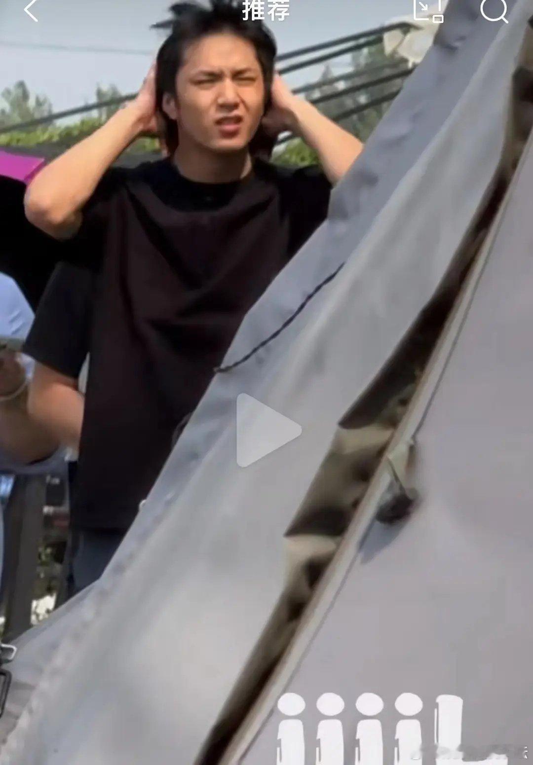 现在艺人的门槛是不是有点低？看上去好邋遢 ​​​