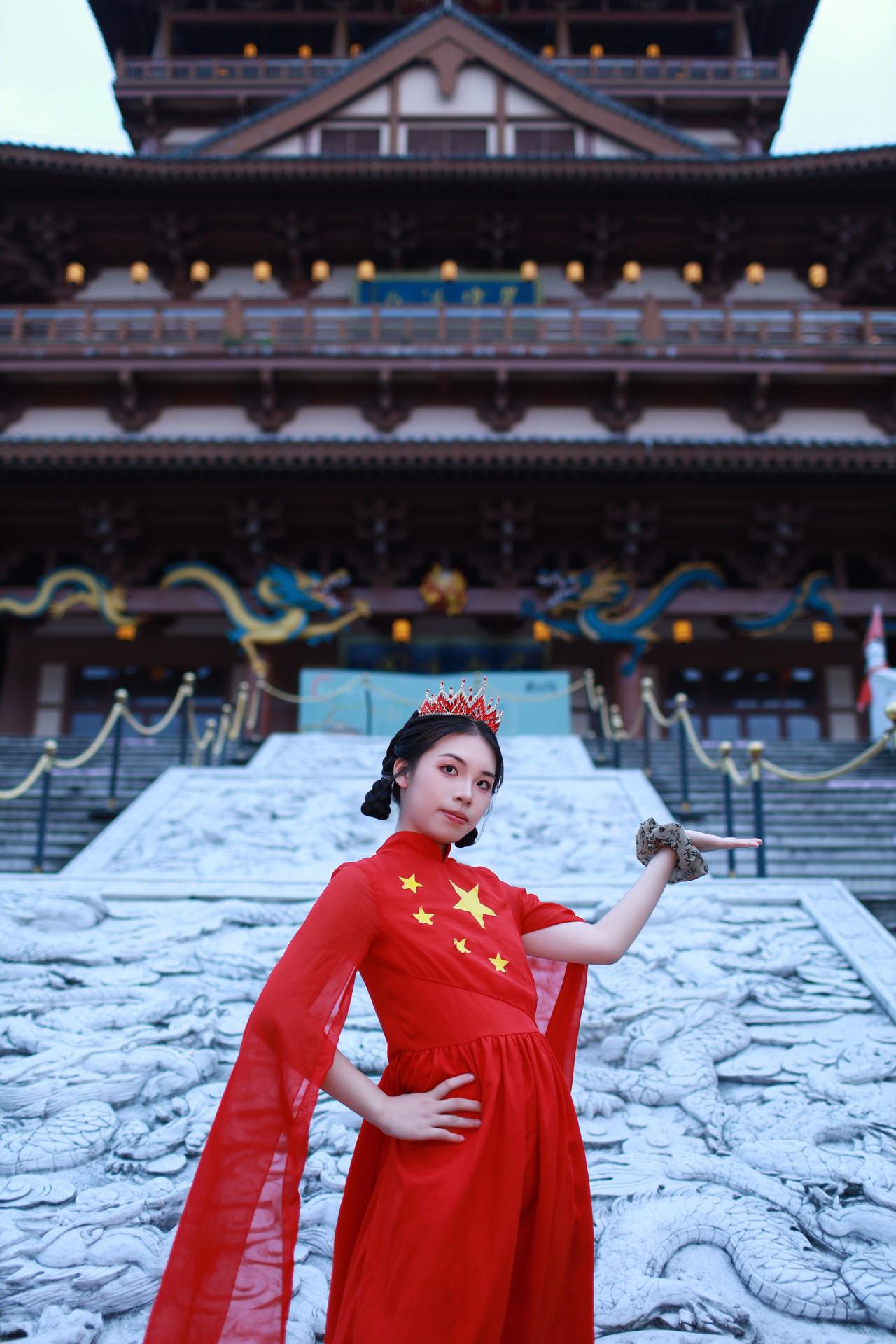 古镇打卡，随拍几张汉服与地标 红色汉服之美在华夏 守护国风 一场穿越千年的文化之