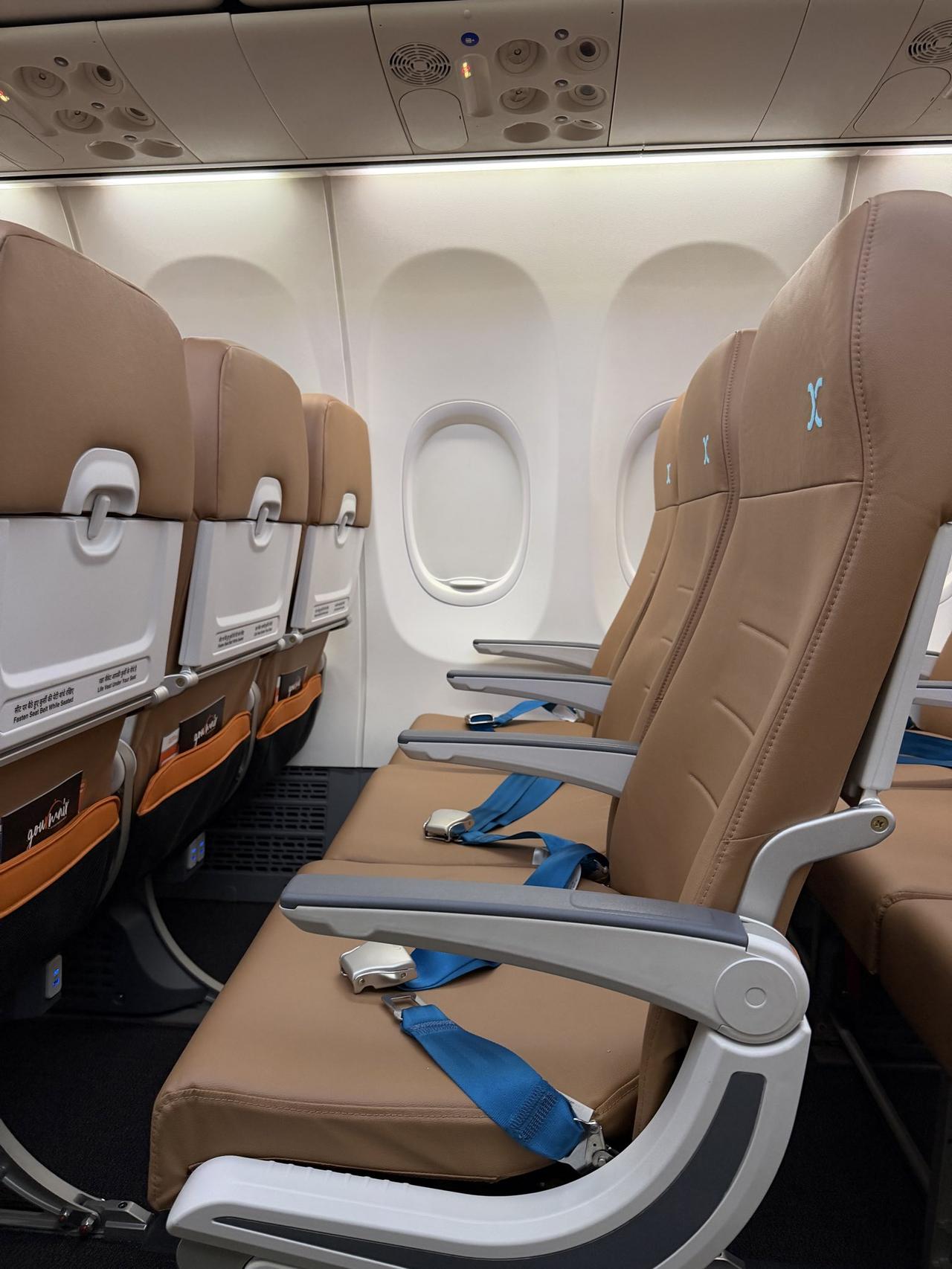 近日，印度航空快运公司首架改装的波音737-8在孟买亮相。飞机座椅主要颜色为棕色