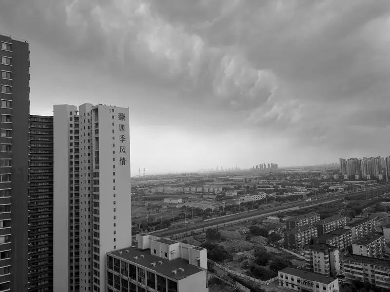 “四面楚歌”和“十面埋伏”都形容处境艰难。“四面楚歌”出自《史记·项羽本纪》，项