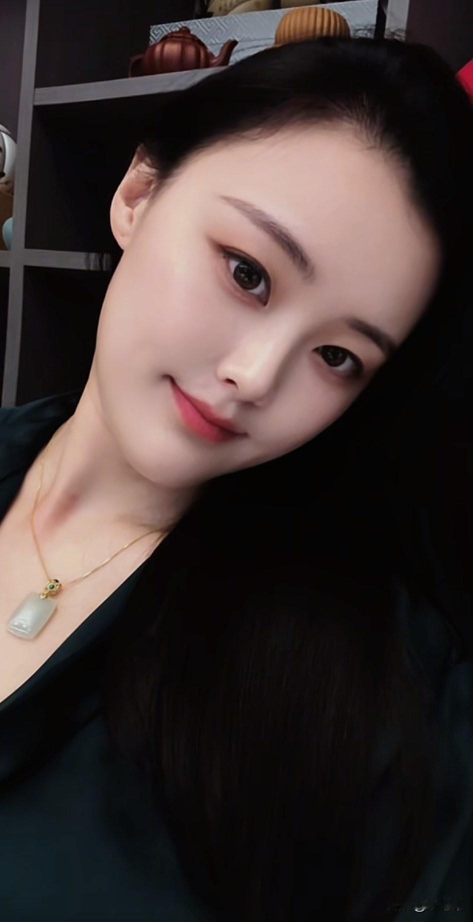 眼神清澈的女人气质特别好！你喜欢穿什么色系的衣服?