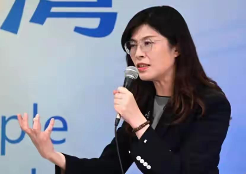 郑丽文登陆这件事，不管最后她在台湾大选里赢没赢，都已经在历史上留下了亮眼的一笔。