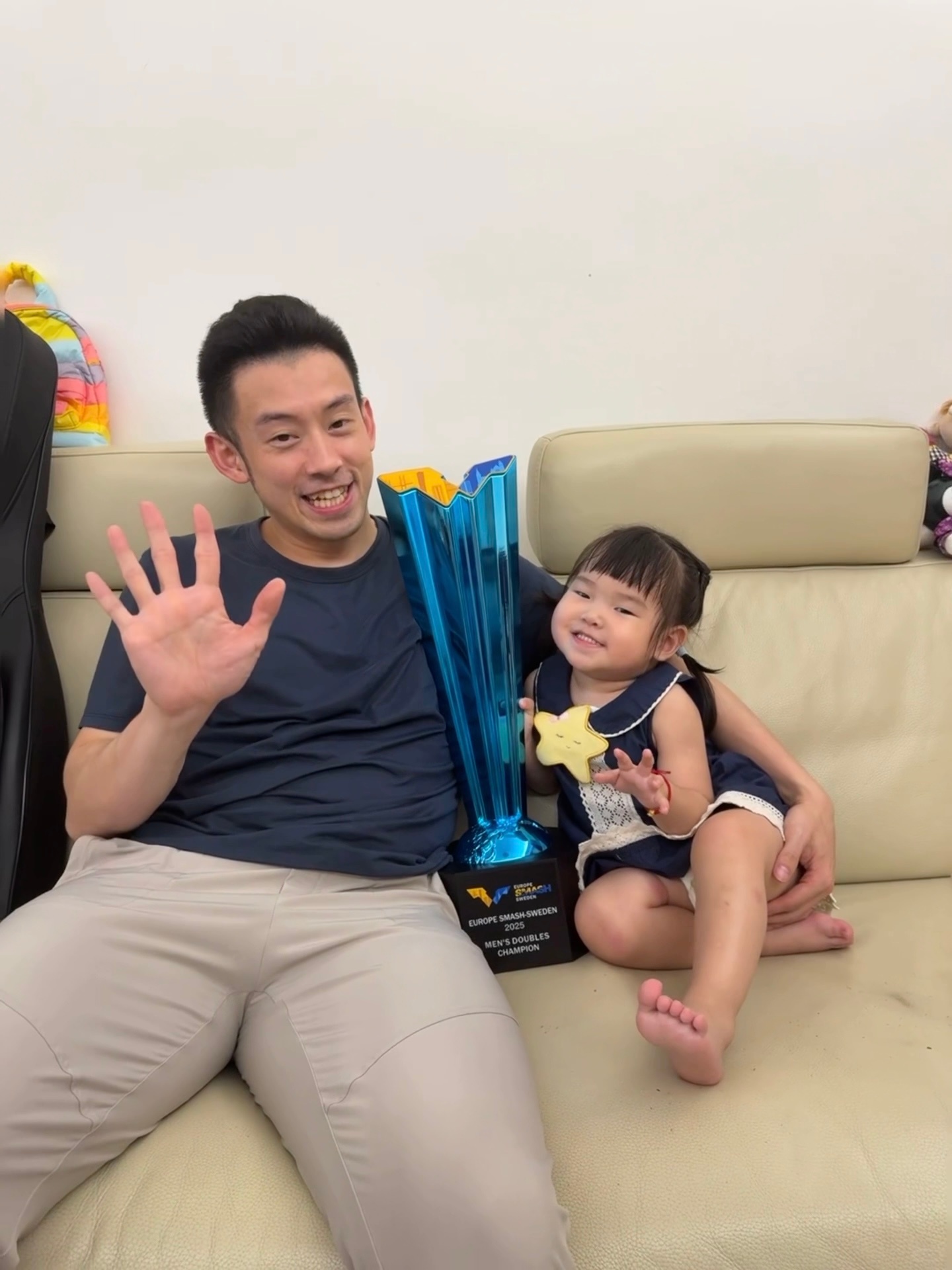 黄镇廷：瑞典大满贯🇸🇪这么大的玩具当然要纪念一下🏆谢谢给我们加油的你们👏