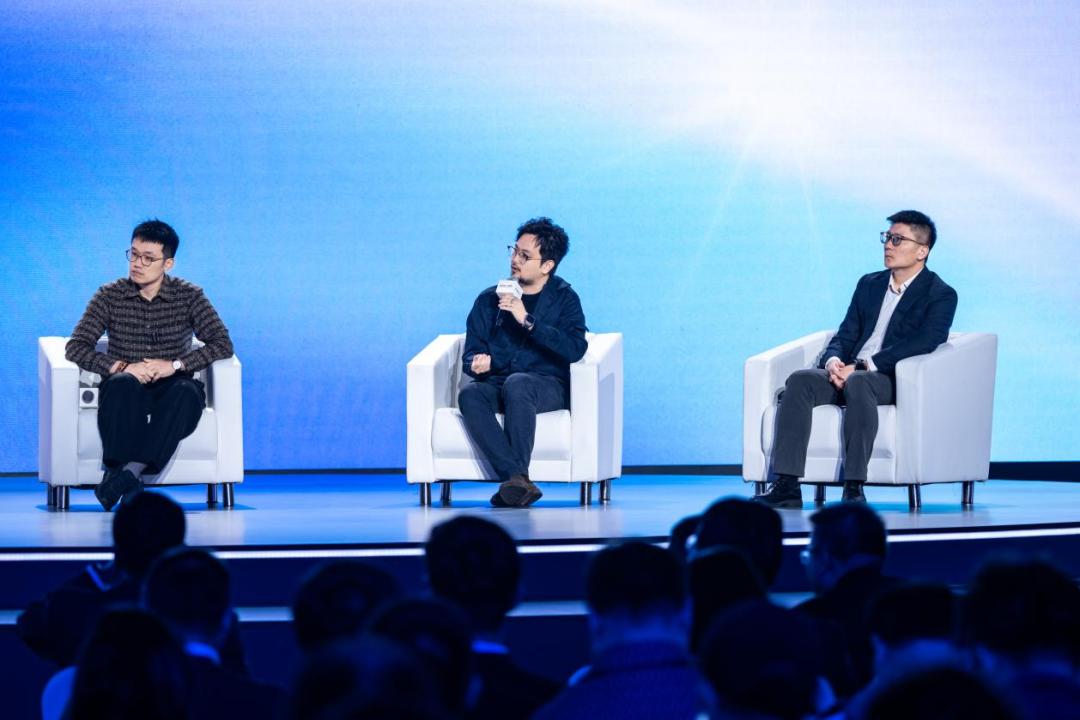 僅僅是 AI，并不能讓硬件更「智慧」，更重要的其實是這個