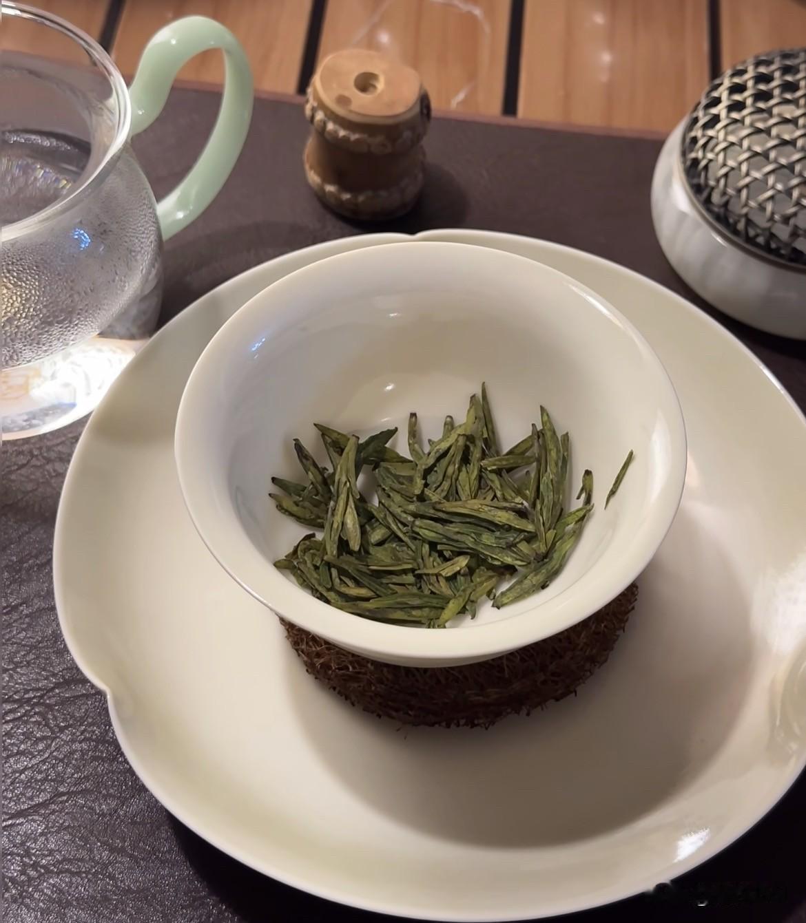 昨 天 晚 上 我 做 东 ， 请 六 位 同 学 吃 了 一 顿 饭 ， 一 