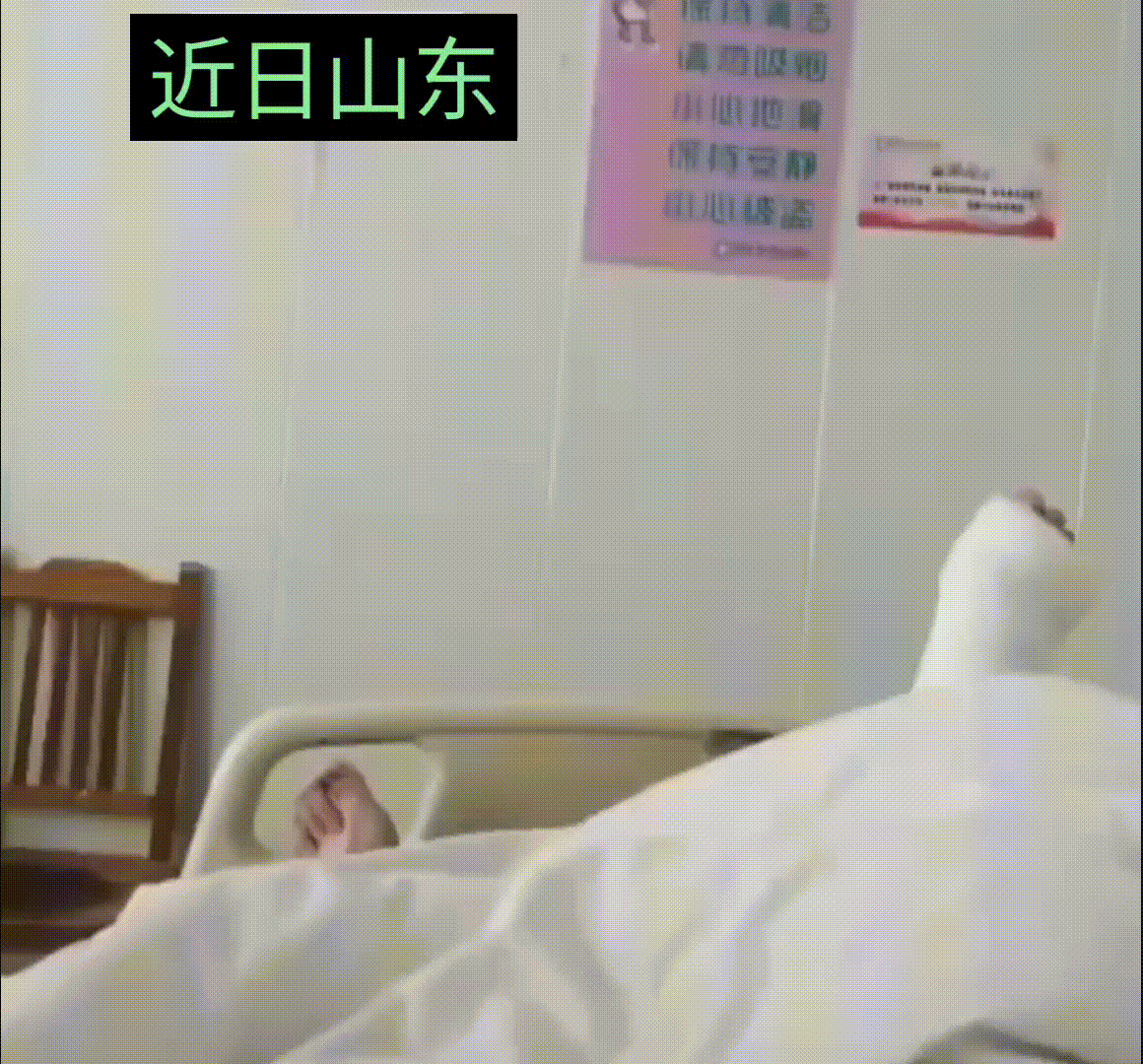 近日，一山东男子，在路边看到一个雪人，一脚踢过去，没想到雪人里面有消防栓，结果把