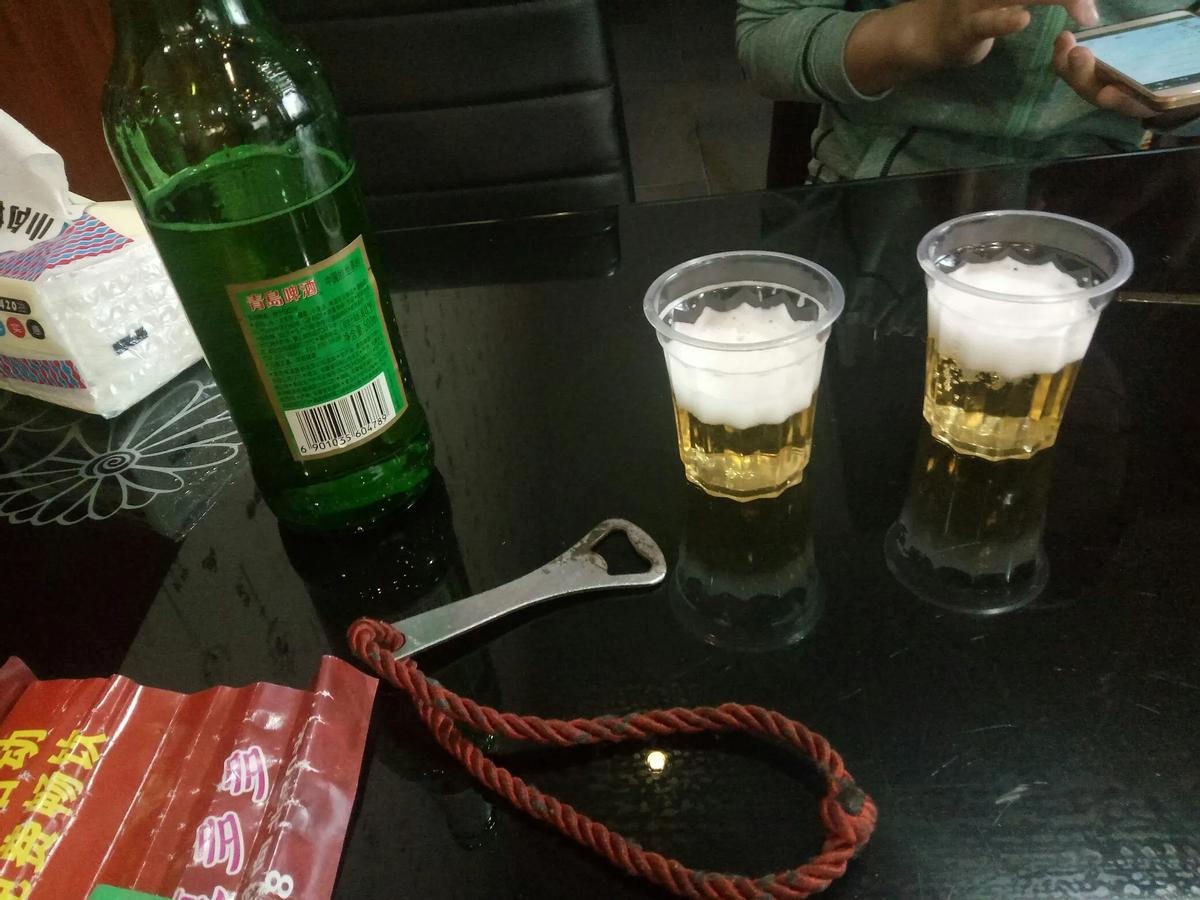 湖北咸宁，一名男子男子喝多了，在足浴店做了个“按摩”，付了150块钱。然而，或许