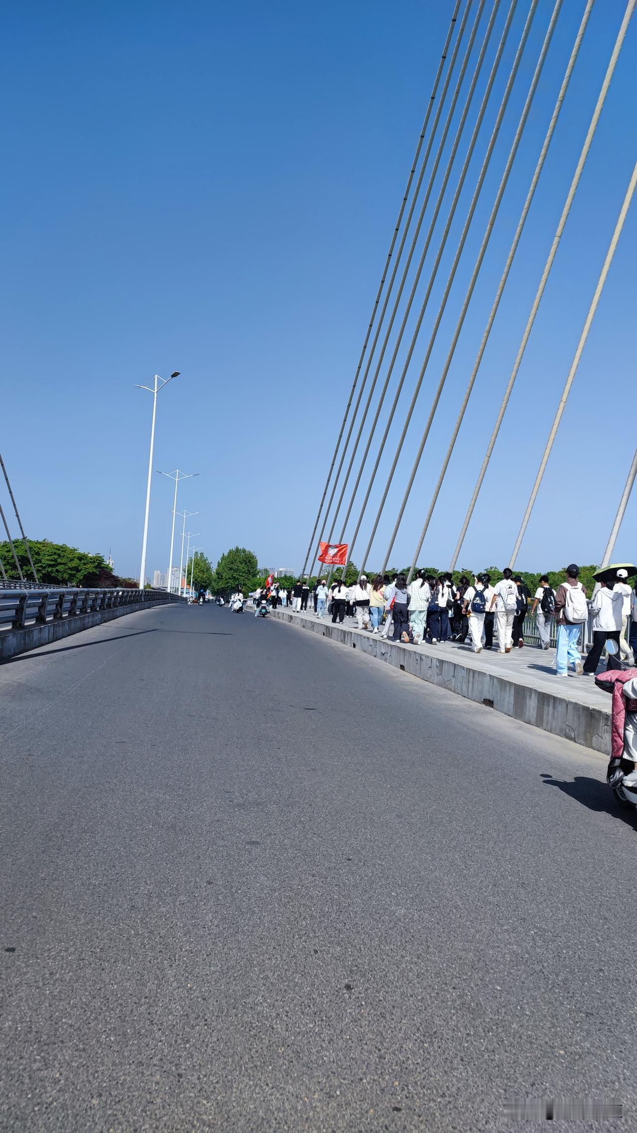 今天再走到郑州市北龙湖市，就看到了北三环上远足旅行的学生们。