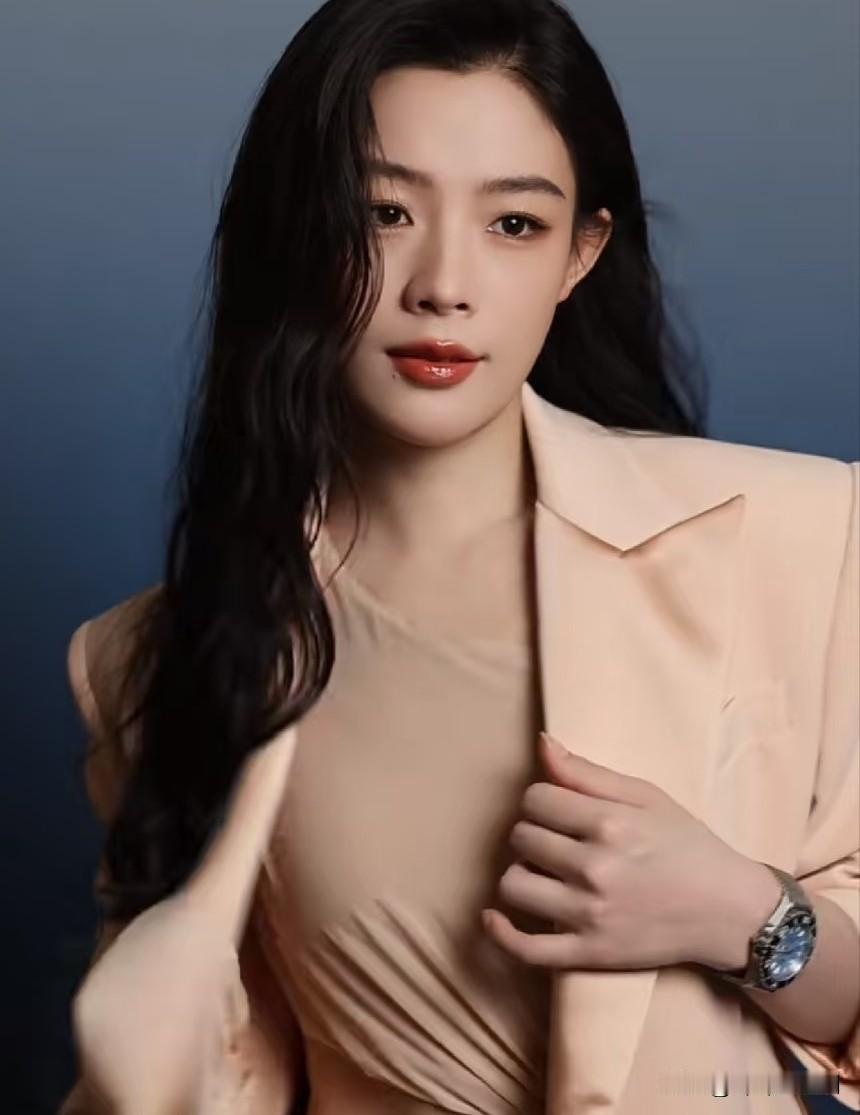 我闺蜜在上海见到了陈丽君
回来偷偷跟我说，
以后别再说陈丽君是美女，你是不知道，