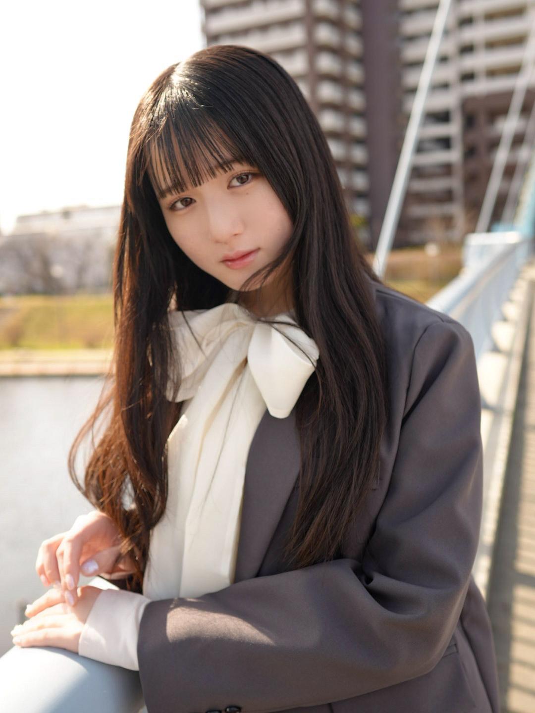 桥上美人倚，风中发如丝。