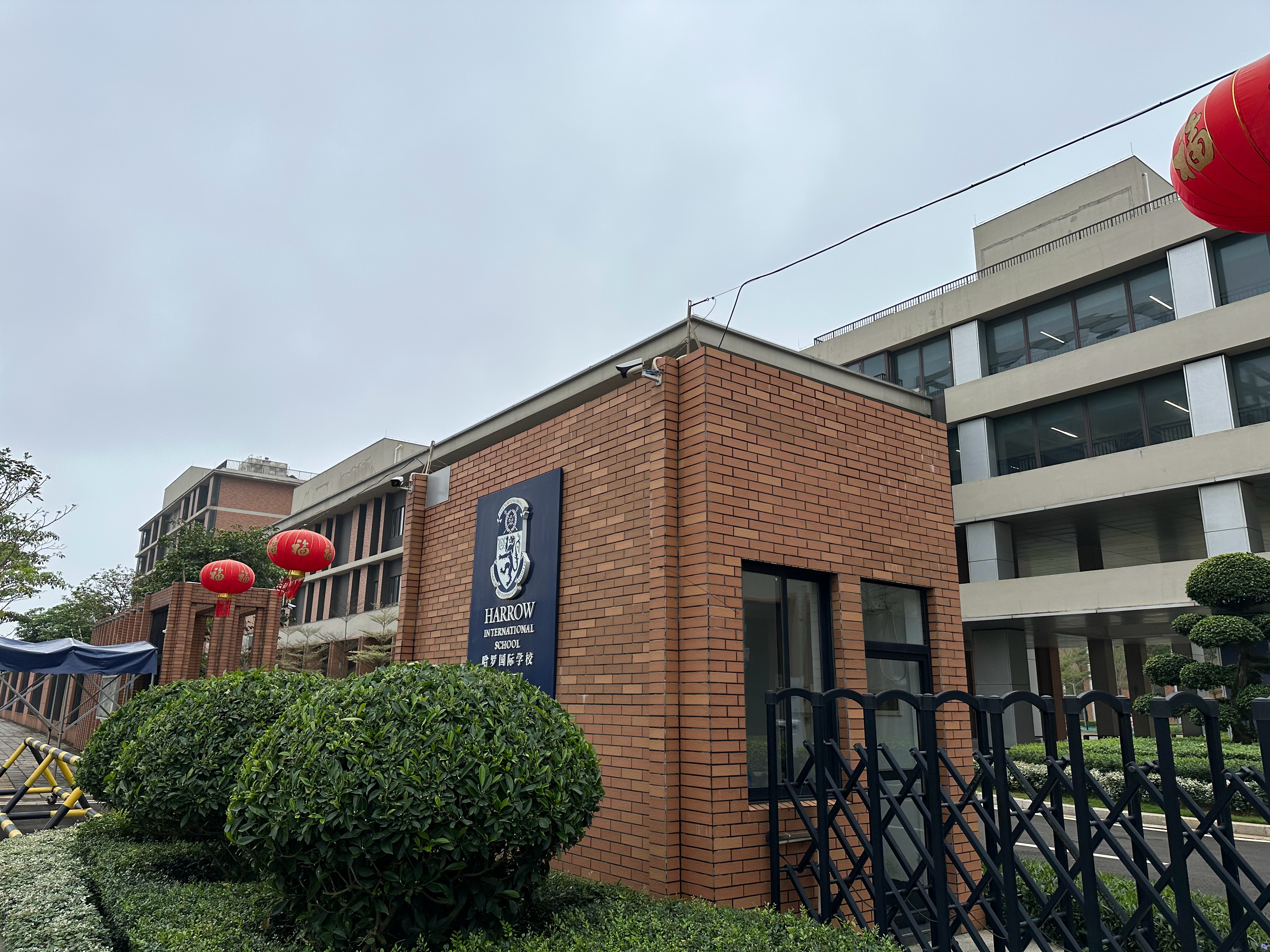 提前给儿子看学校，得面试，面试孩子家长ischool学费不贵，孩子多，就算开新校