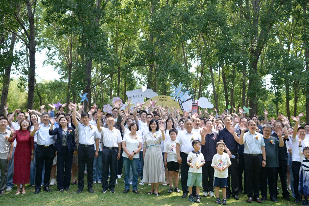 80对郑大伉俪重回母校：有人金婚在即，有人现场补上求婚仪式