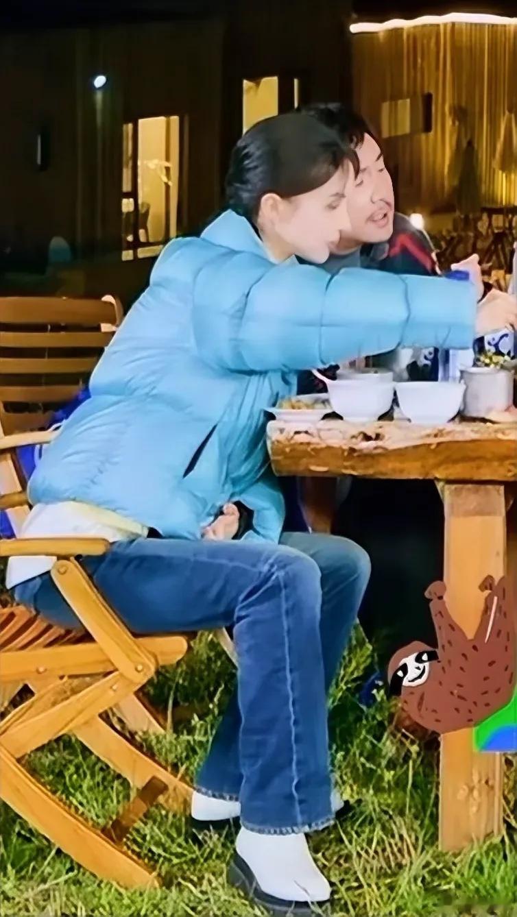 金晨这鞋子乍一眼看还以为是是白袜子踩地上[允悲] ​​​
