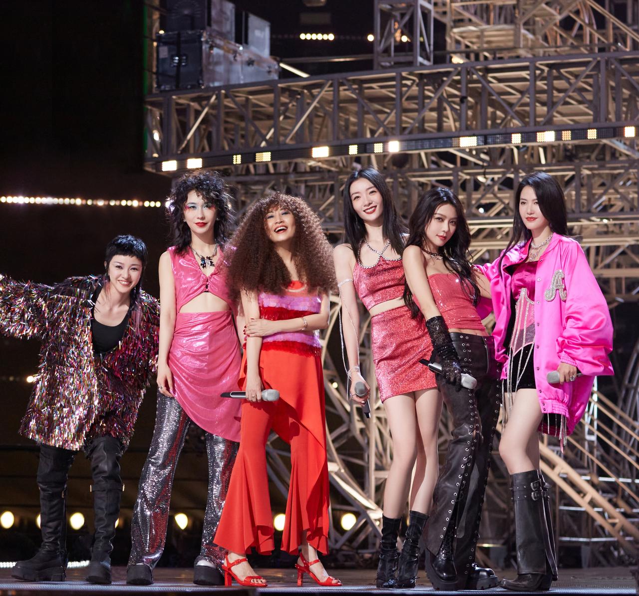 齐溪这大个儿，大长腿的，人群中一眼就看到了