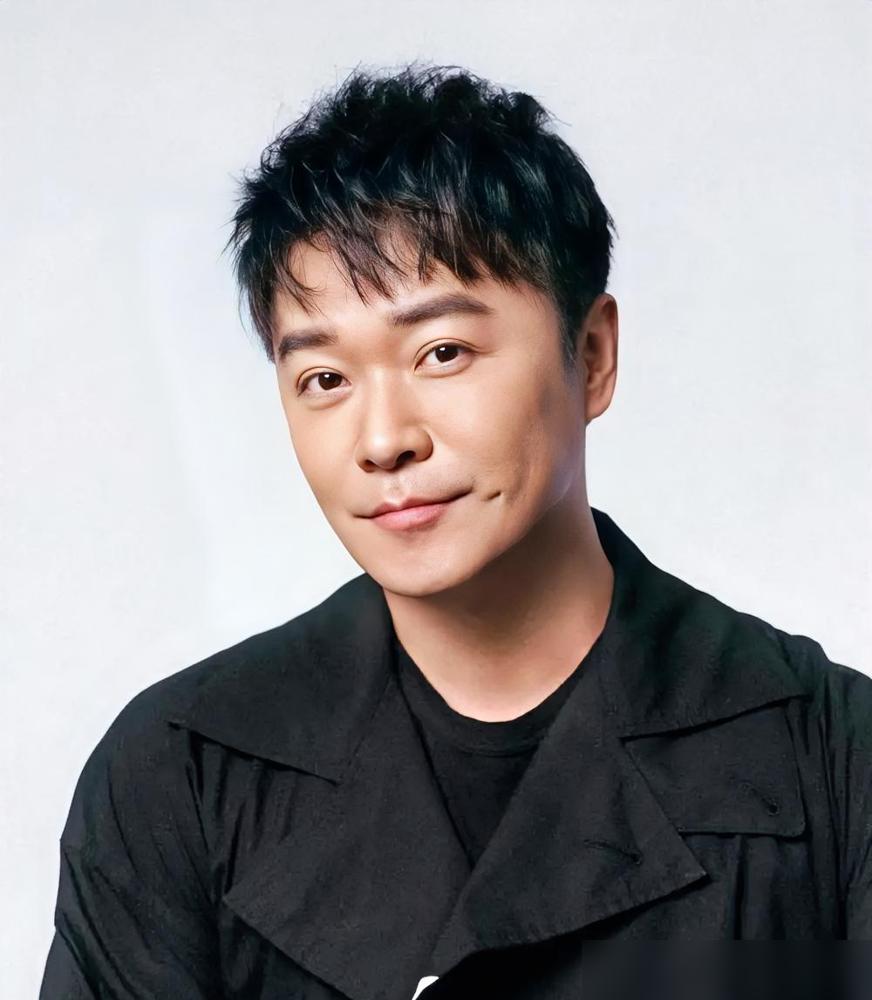 别死盯着手机刷唐人街探案4的定档消息了。陈思诚早就把拍续集的底牌锁进保险柜，转头