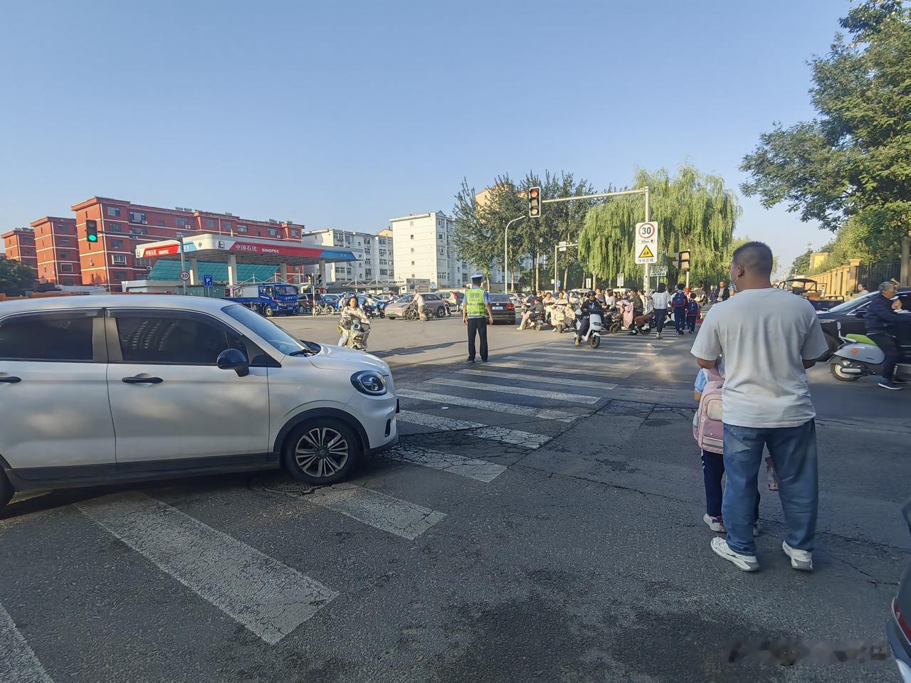 文苑街小学，紧邻校旁边的小区并不多，背后的村庄已处于拆迁烂尾多年，向西无正经路，