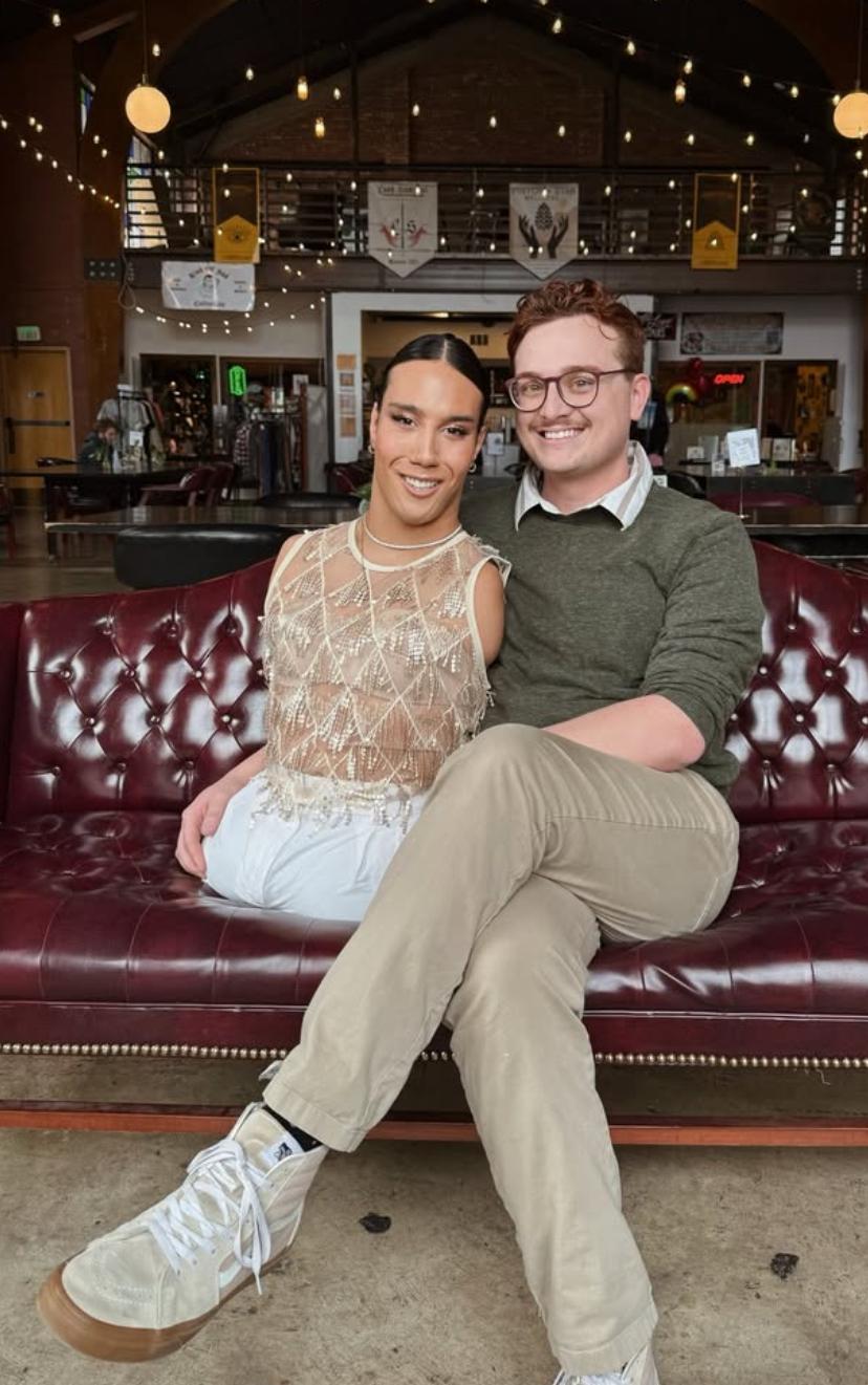 先天残疾、没有手臂和双腿的美妆博主 Briel Adams-Wheatley 最