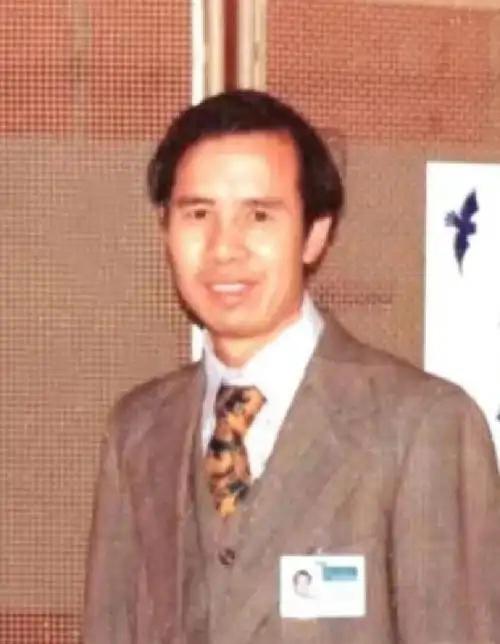 1985年，我国外交官乘坐美客机飞行，途中发现随身邮袋不翼而飞。1985年11月