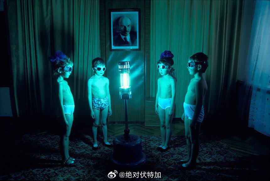 1980年代苏联的孩子们烤太阳灯。摄影师：Mark Wexler老照片 育儿 世