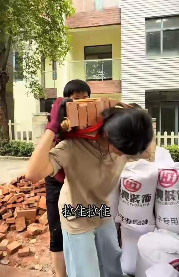 高考后穿白裙扛砖被指“作秀”？这位母亲的回应，狠狠打了质疑者的脸！

一边是刚刚