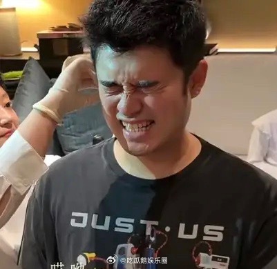 陈赫和老婆一起打耳洞，张子萱穿了一个耳骨钉，睡觉都不敢压，刚扎完特别疼。陈赫都4