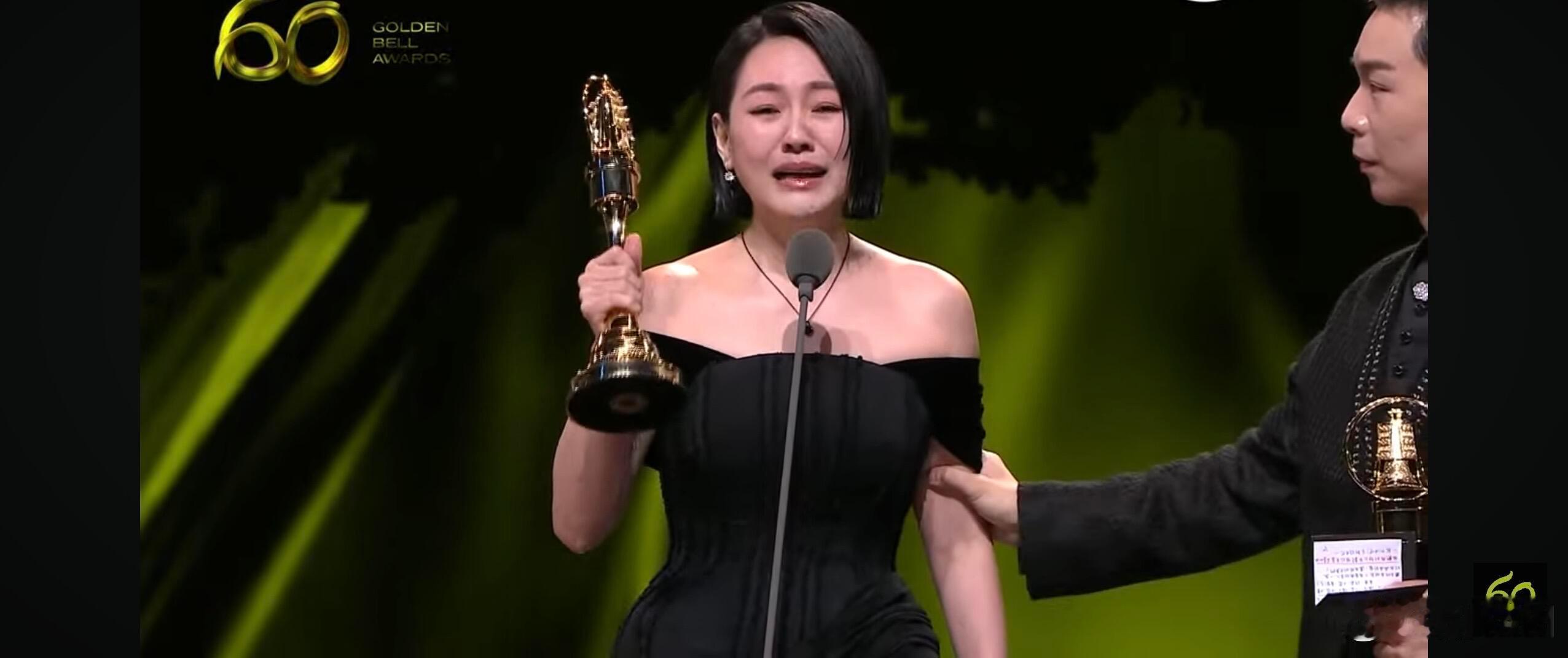 小S看到自己名字的反应 小S连续三年提名金钟奖，今年终于抱奖杯归家了！小S连续三