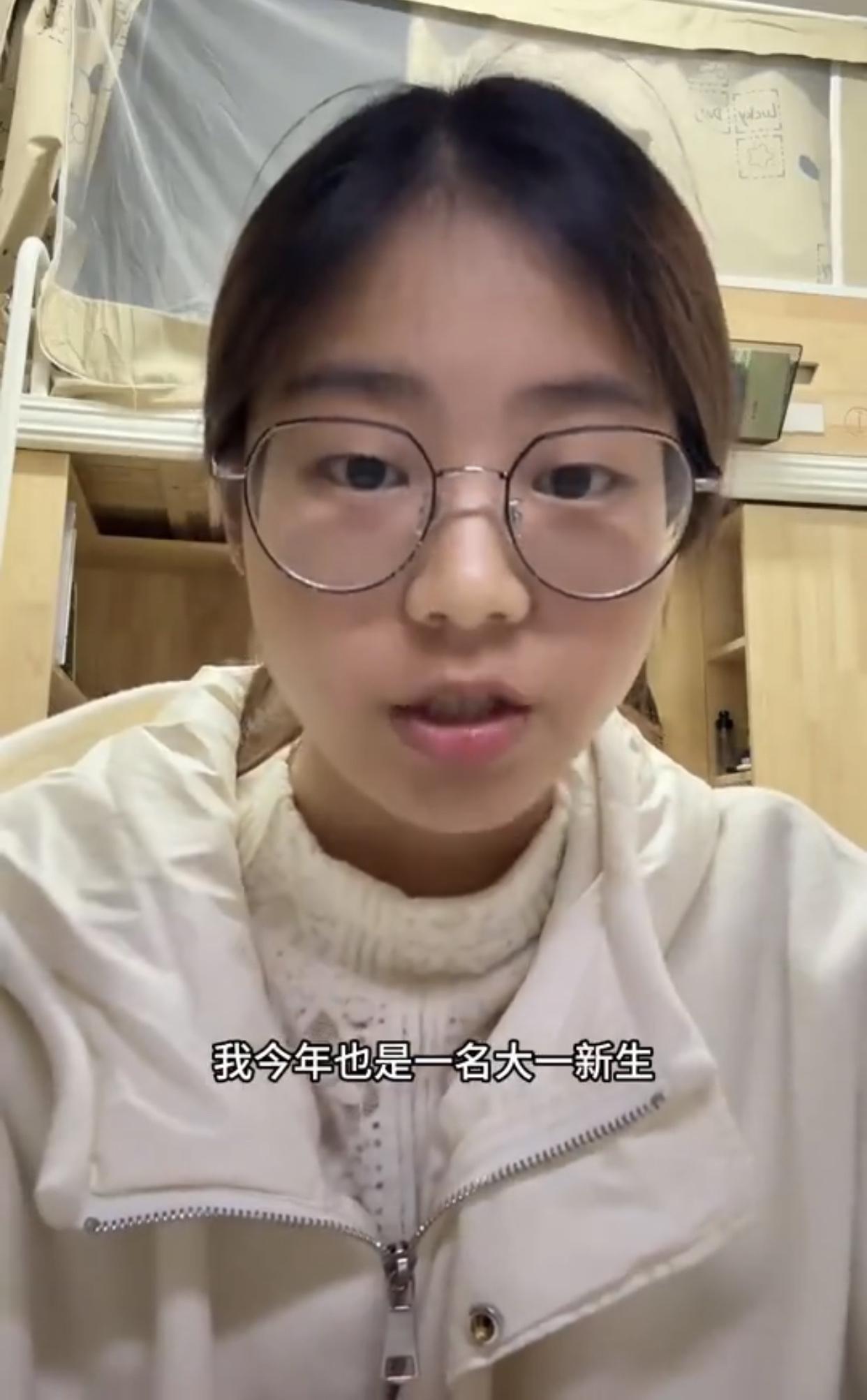 有一位大一新生吐槽道：大学的本质就是个羊圈，教的东西完全跟社会脱节，唯一的价值就