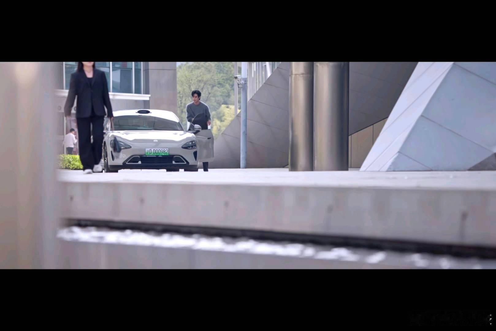 诶嘿！在最近追的剧里，看到小米SU7了。还专门去查了下，这个剧是24年年底开拍的