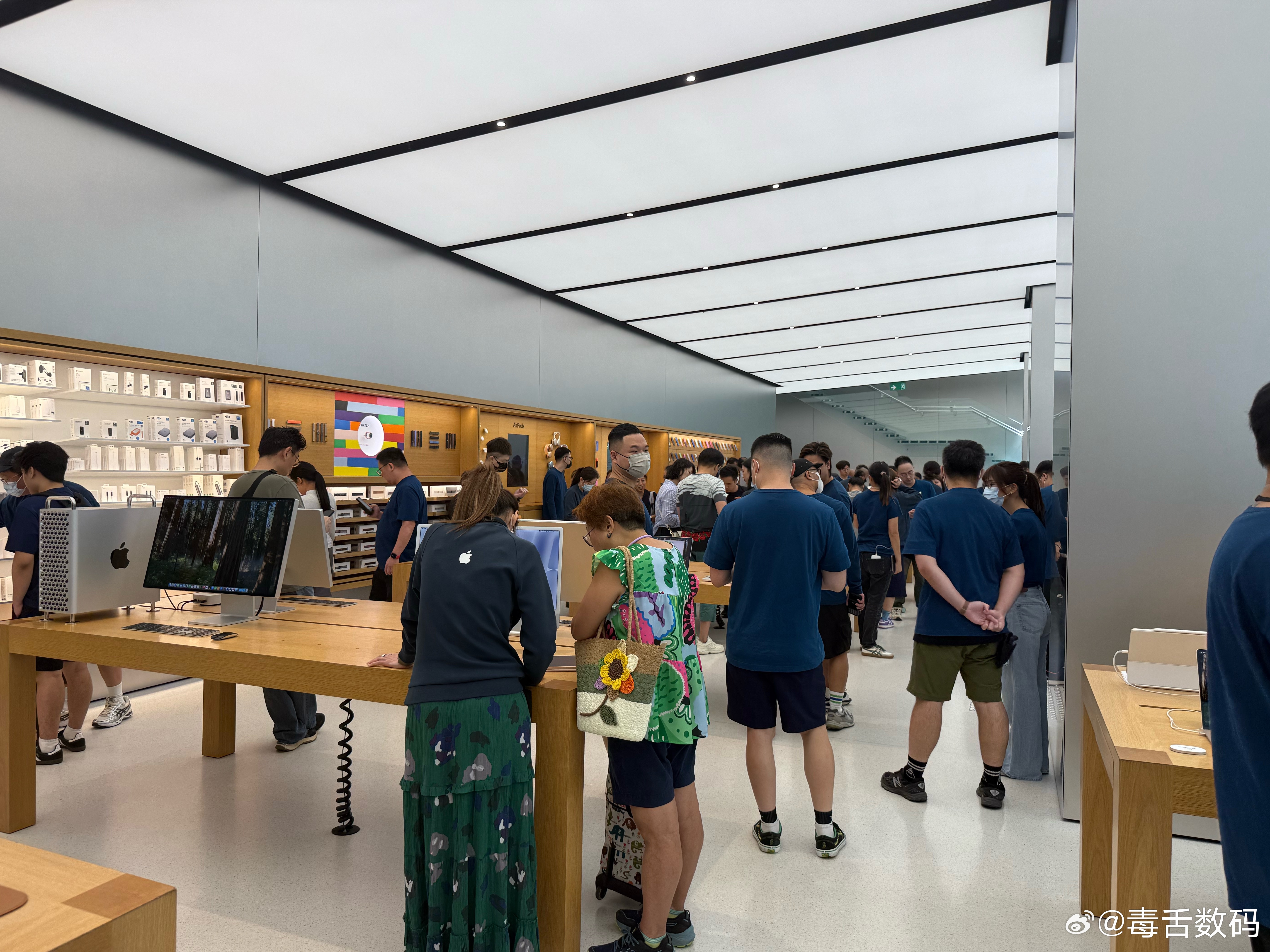 香港的 Apple Store 感觉店员比顾客都多[笑cry]  ​​​