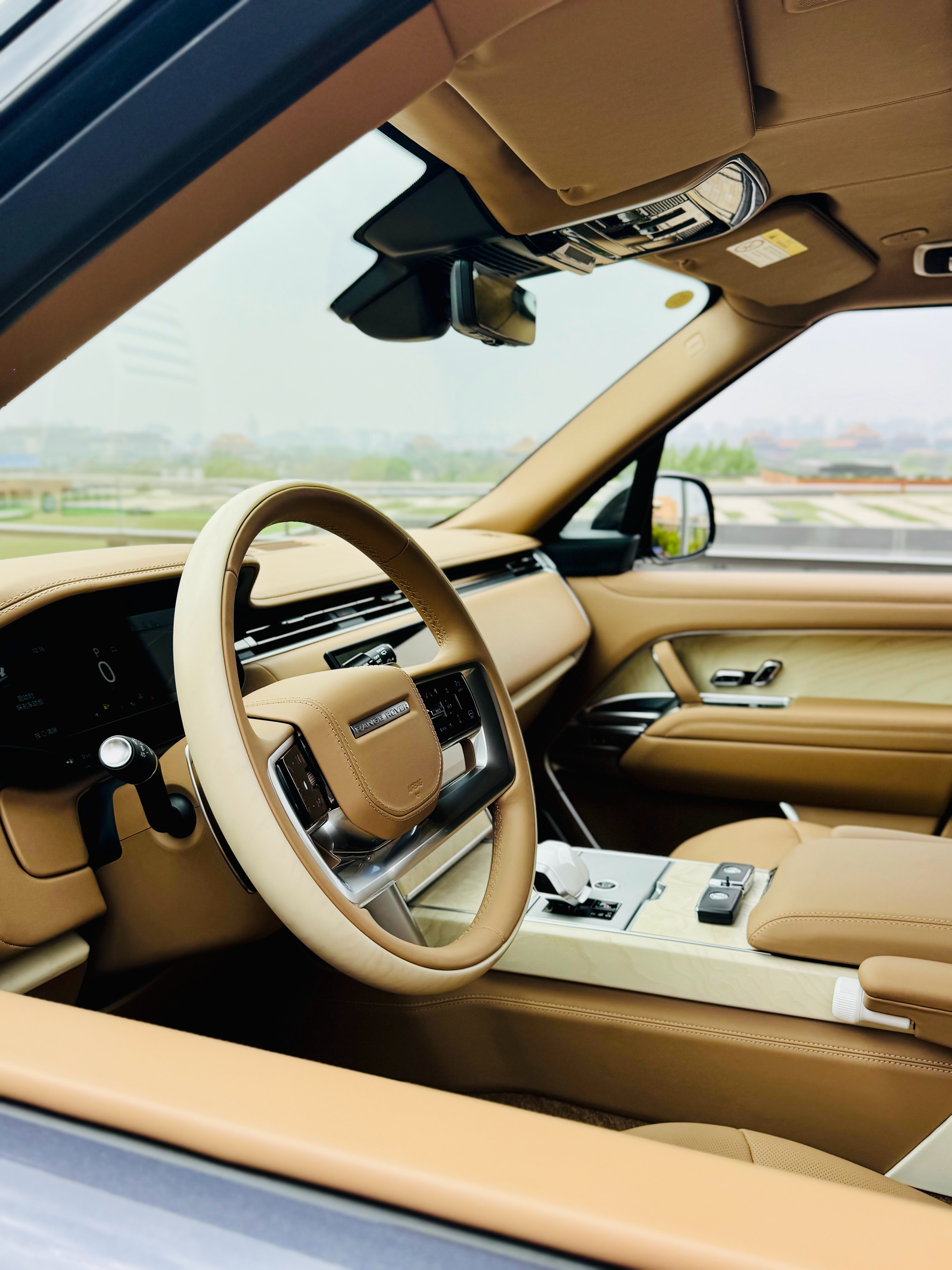 揽胜 SV Tour 高级定制bespoke每一个细节、颜色，都可以以你而为。李