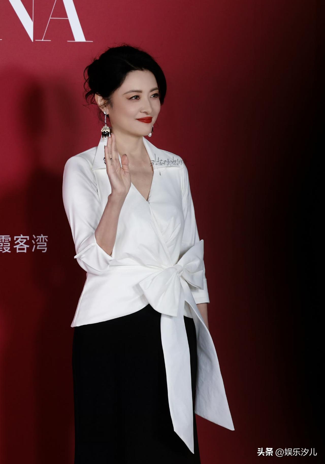 周涛太优雅了


周涛一出场，我就知道什么叫“岁月从不败美人”！身穿白色缎面系带