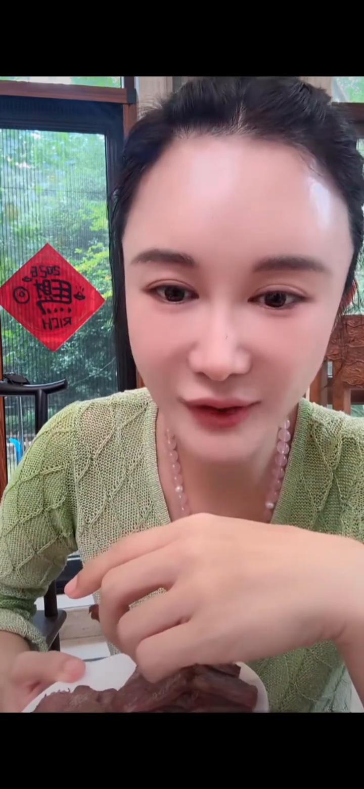 现在兄弟、闺蜜、朋友、亲爱的都没有含金量的这些词。
刘飞我见过，他来过我们家，还