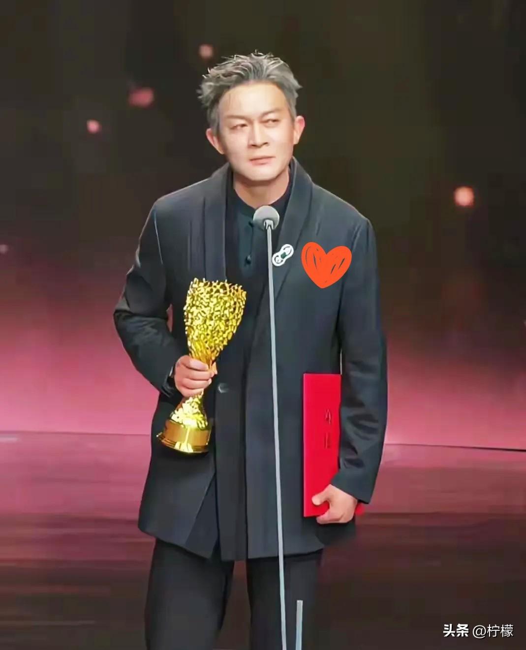 不光杨志刚自己懵了，
网友也看懵了！
不是因为奖没有含金量，而是他居然拿了最佳男