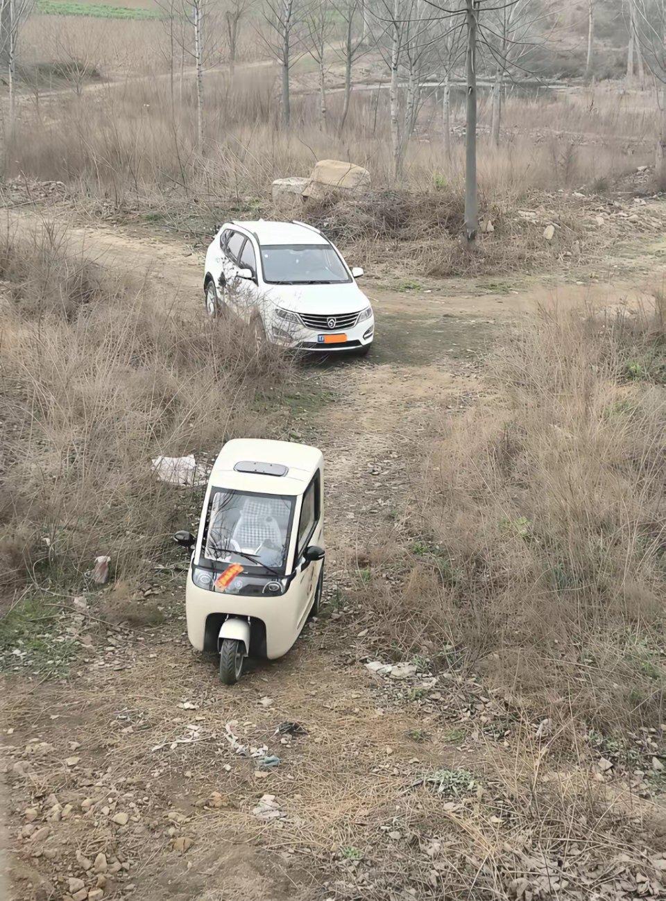 不懂就问，这车停在荒郊野外，到底是在干啥呀？ 