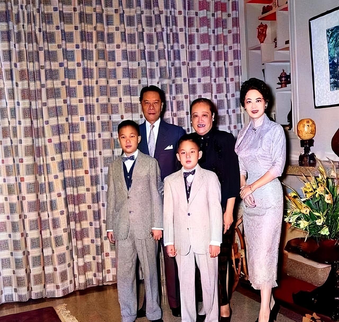 上世纪 50 年代，宋霭龄和宋子安一家人的家庭合影

前排男孩：宋伯熊、宋仲虎（