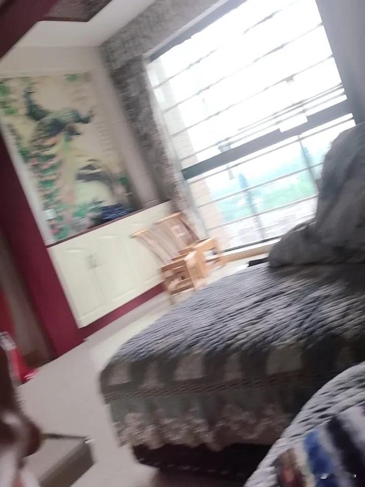 又是个雨季啊。
会影响我的出行啊。
不过问题不大，带把伞。